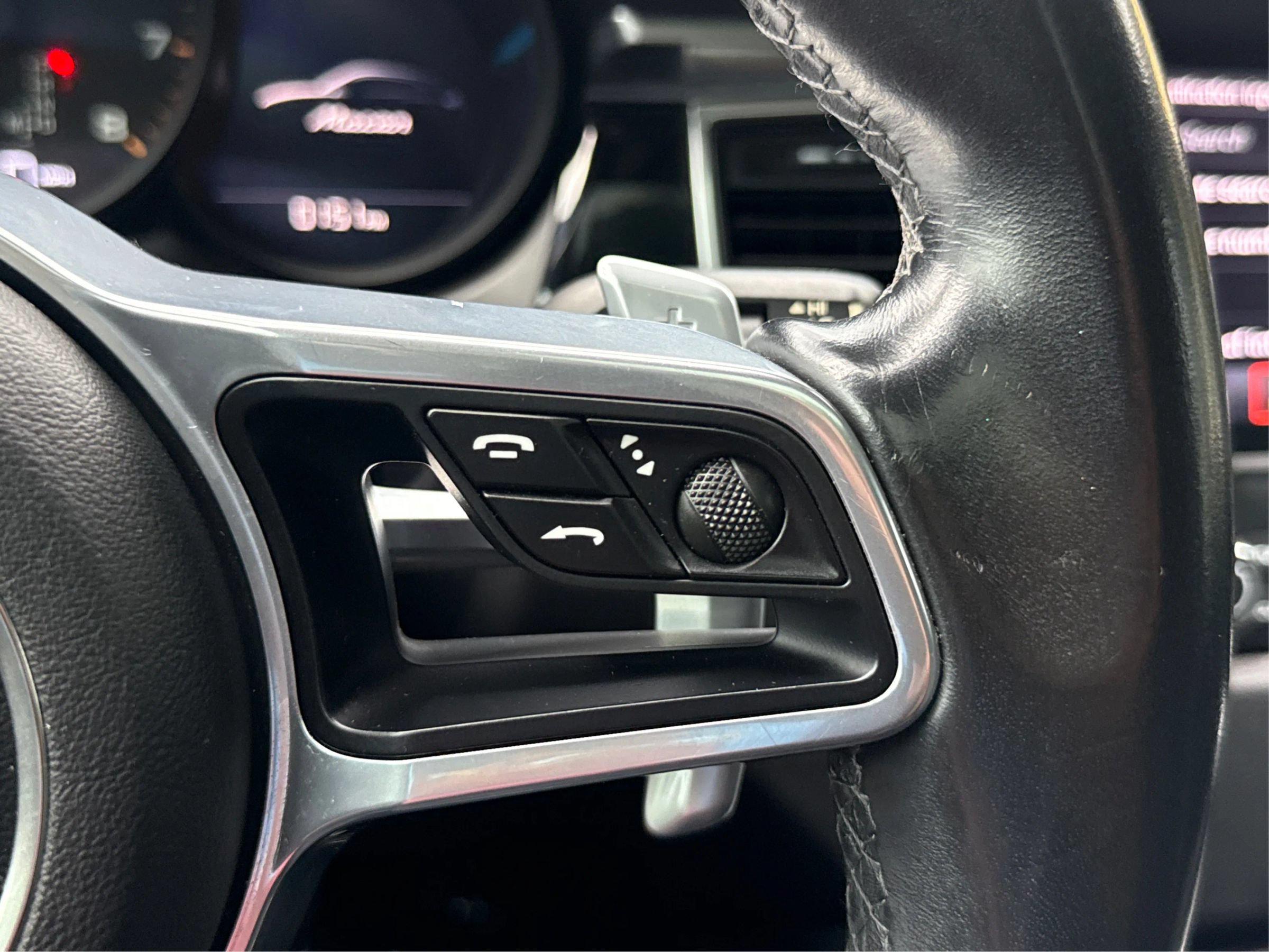 Used 2018 Porsche Macan Sport Edition AWD/4WD image 36