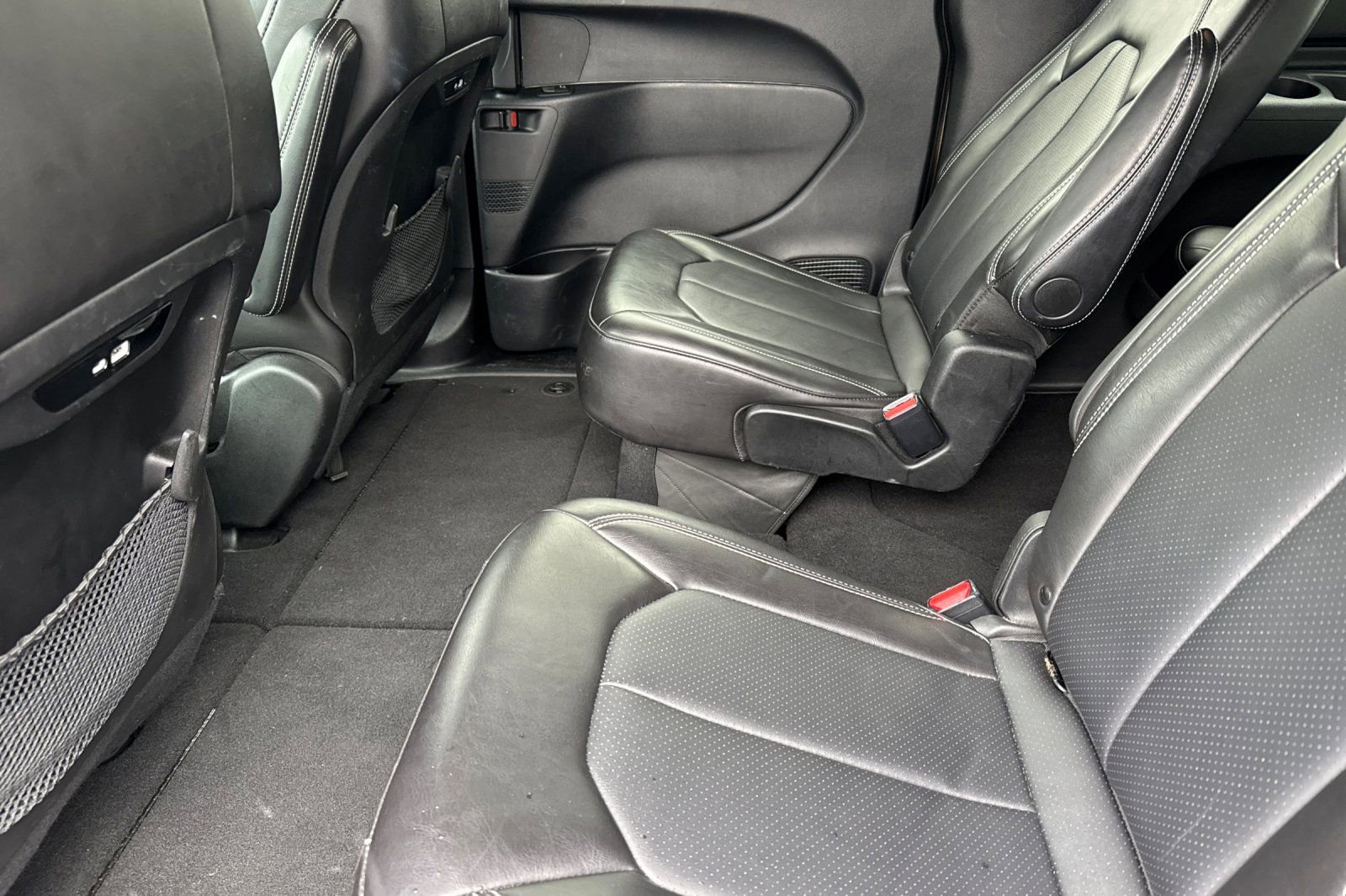 Used 2025 Chrysler Pacifica Select image 12