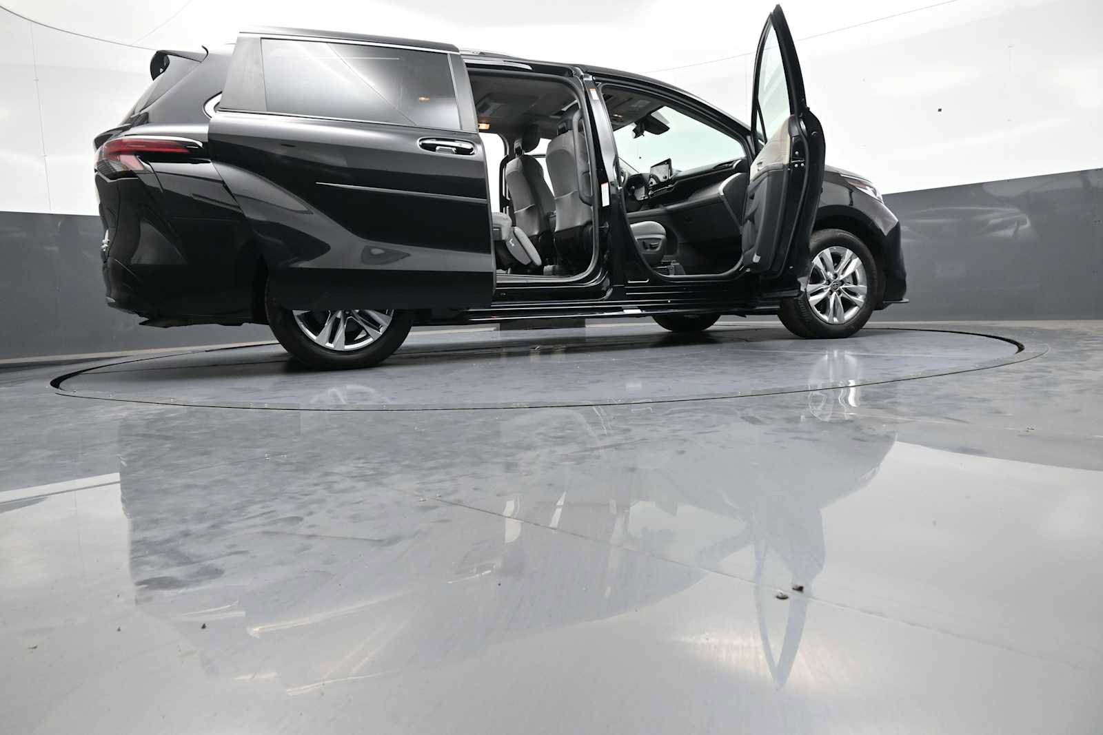 Used 2024 Toyota Sienna Limited AWD/4WD image 50