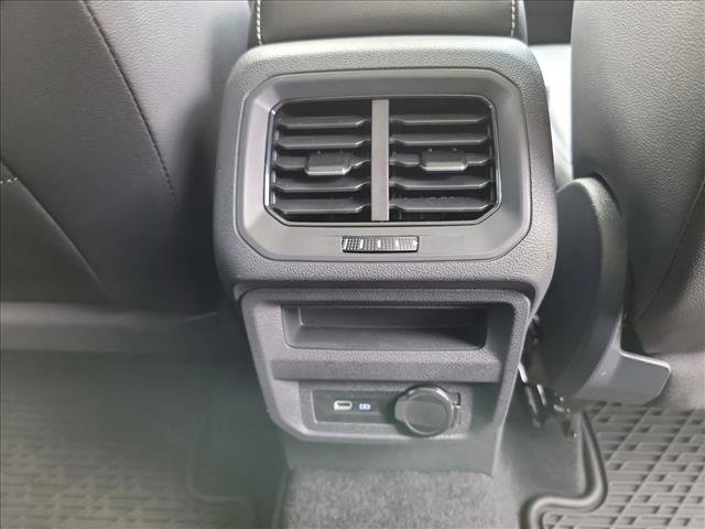 Used 2024 Volkswagen Tiguan SE w/ Panoramic Sunroof Package FWD image 14