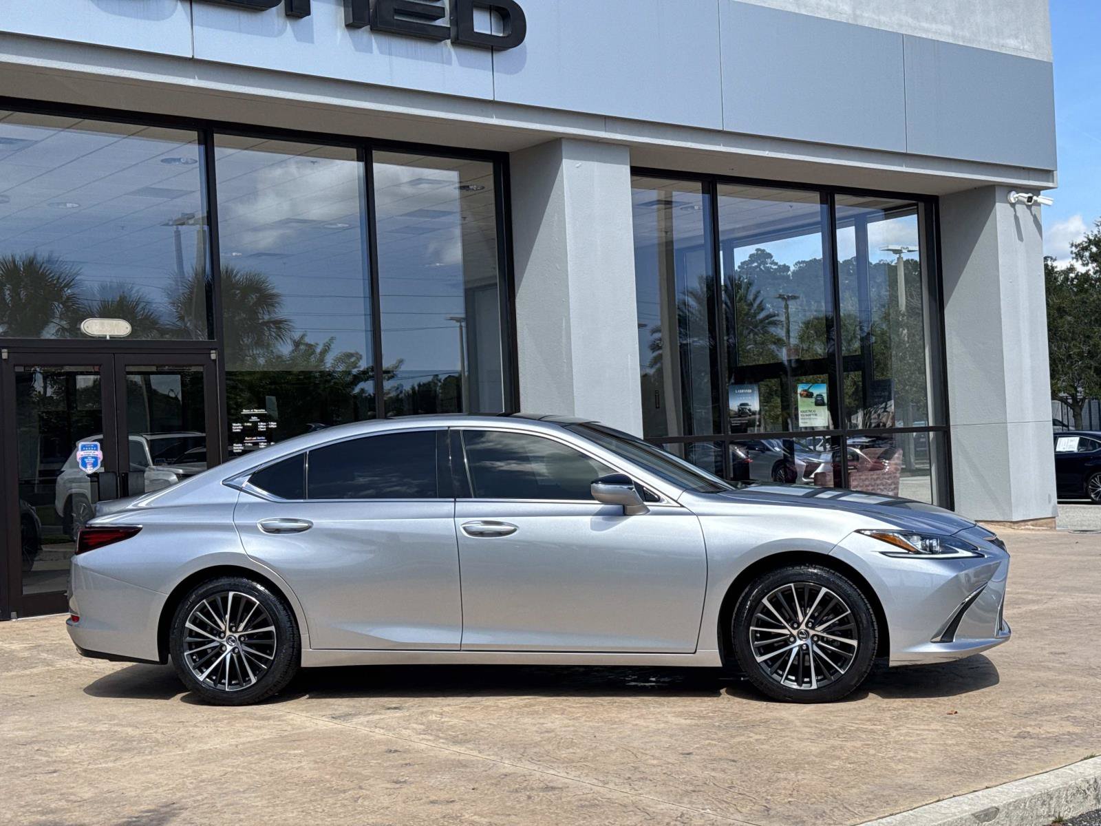 Used 2024 Lexus ES 350 w/ Premium Package FWD image 2