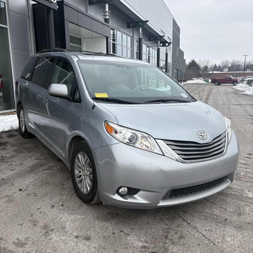 Used 2014 Toyota Sienna XLE image 7