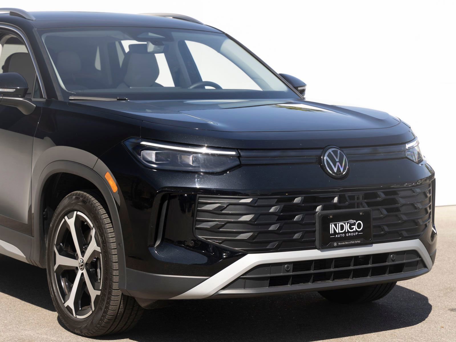 Used 2025 Volkswagen Tiguan SE image 3