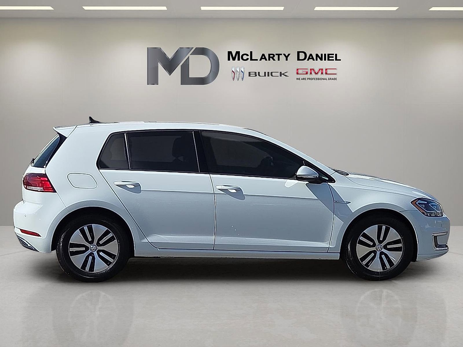 Used 2018 Volkswagen e-Golf SEL Premium FWD image 6