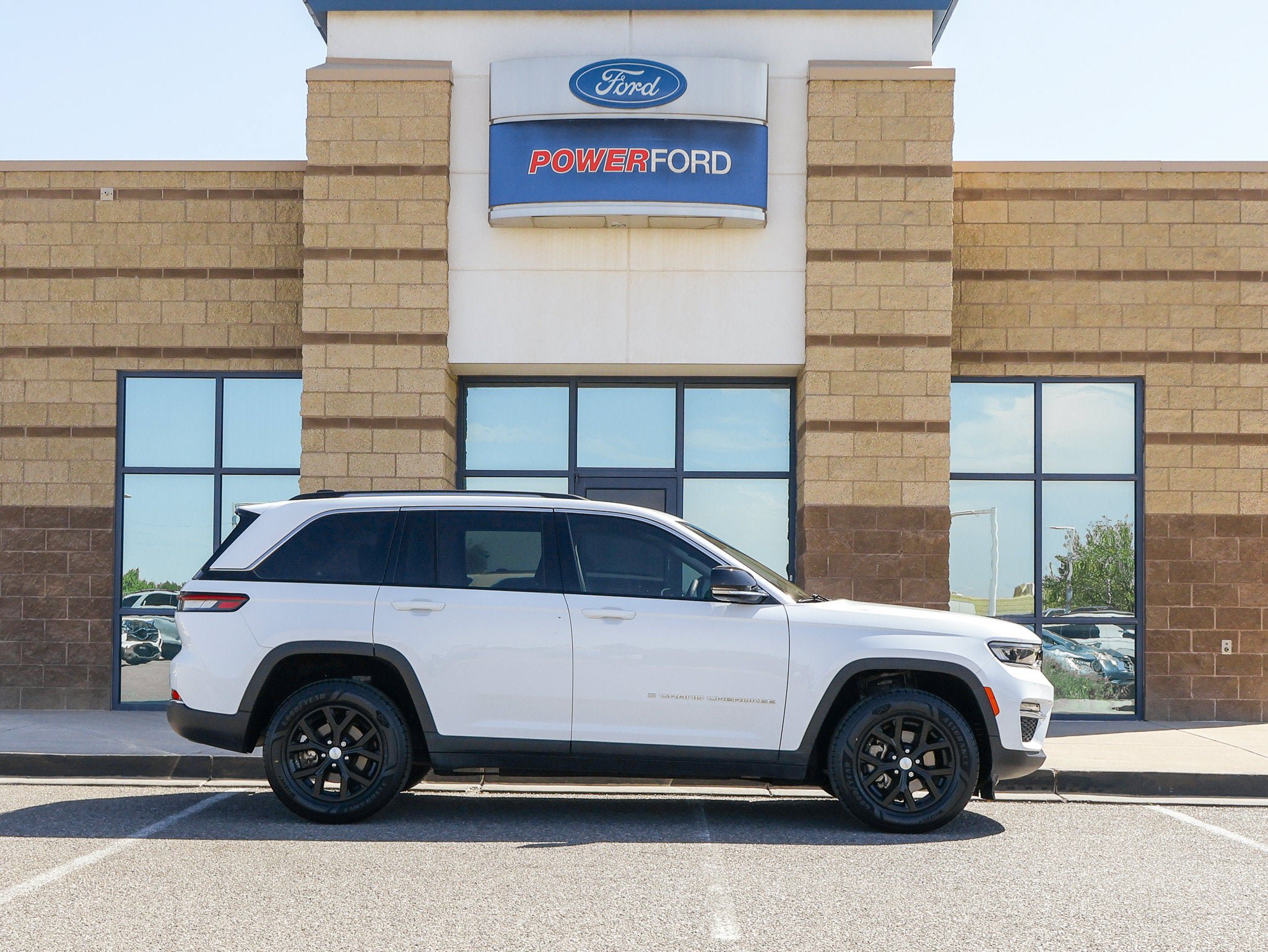 Used 2023 Jeep Grand Cherokee Limited AWD/4WD image 5