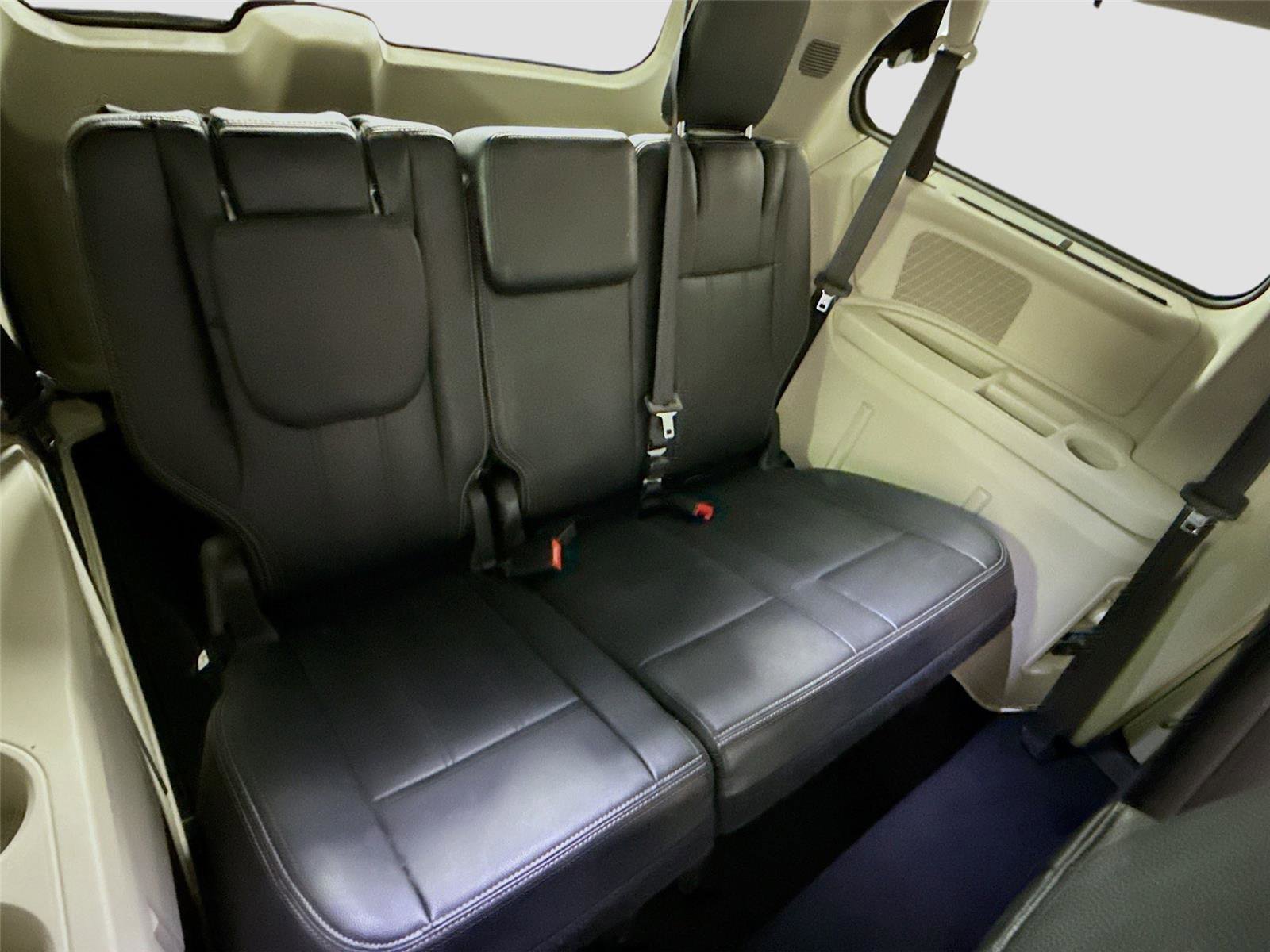 Used 2016 Chrysler Town & Country Touring image 19