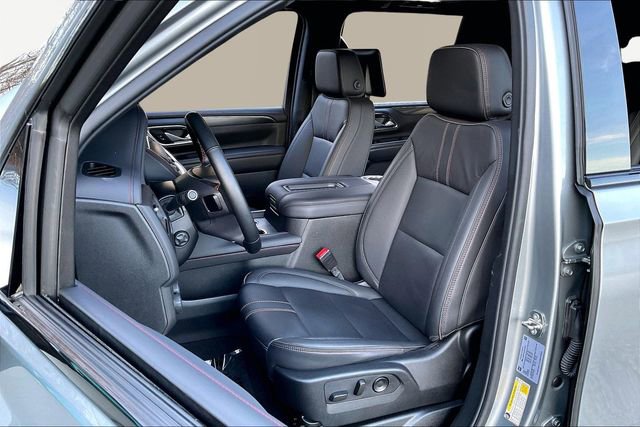 Used 2024 Chevrolet Suburban RST w/ Luxury Package image 15