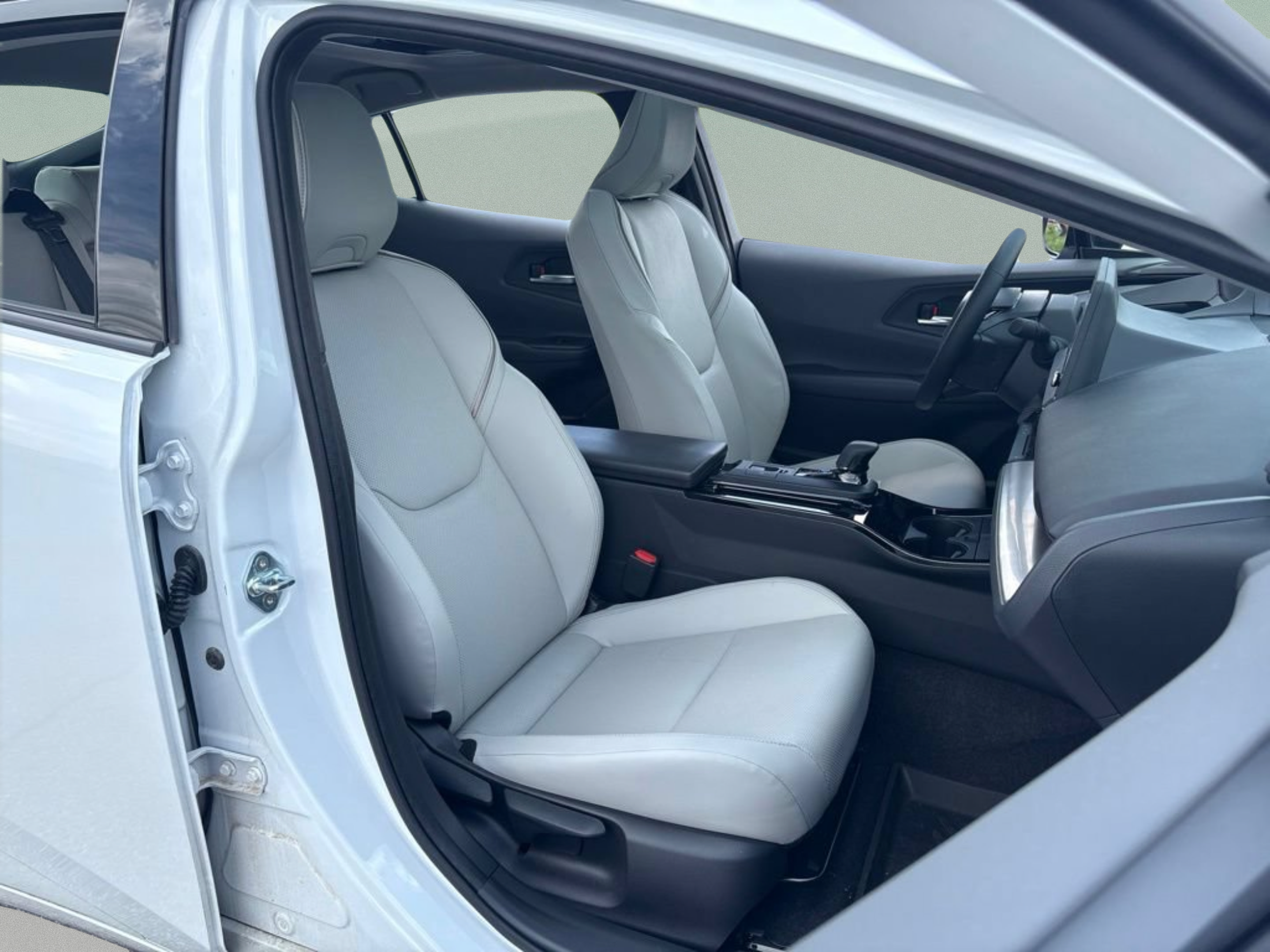 Certified 2024 Toyota Prius XLE FWD image 27