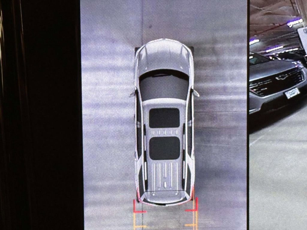 Used 2023 Chevrolet Traverse RS image 29