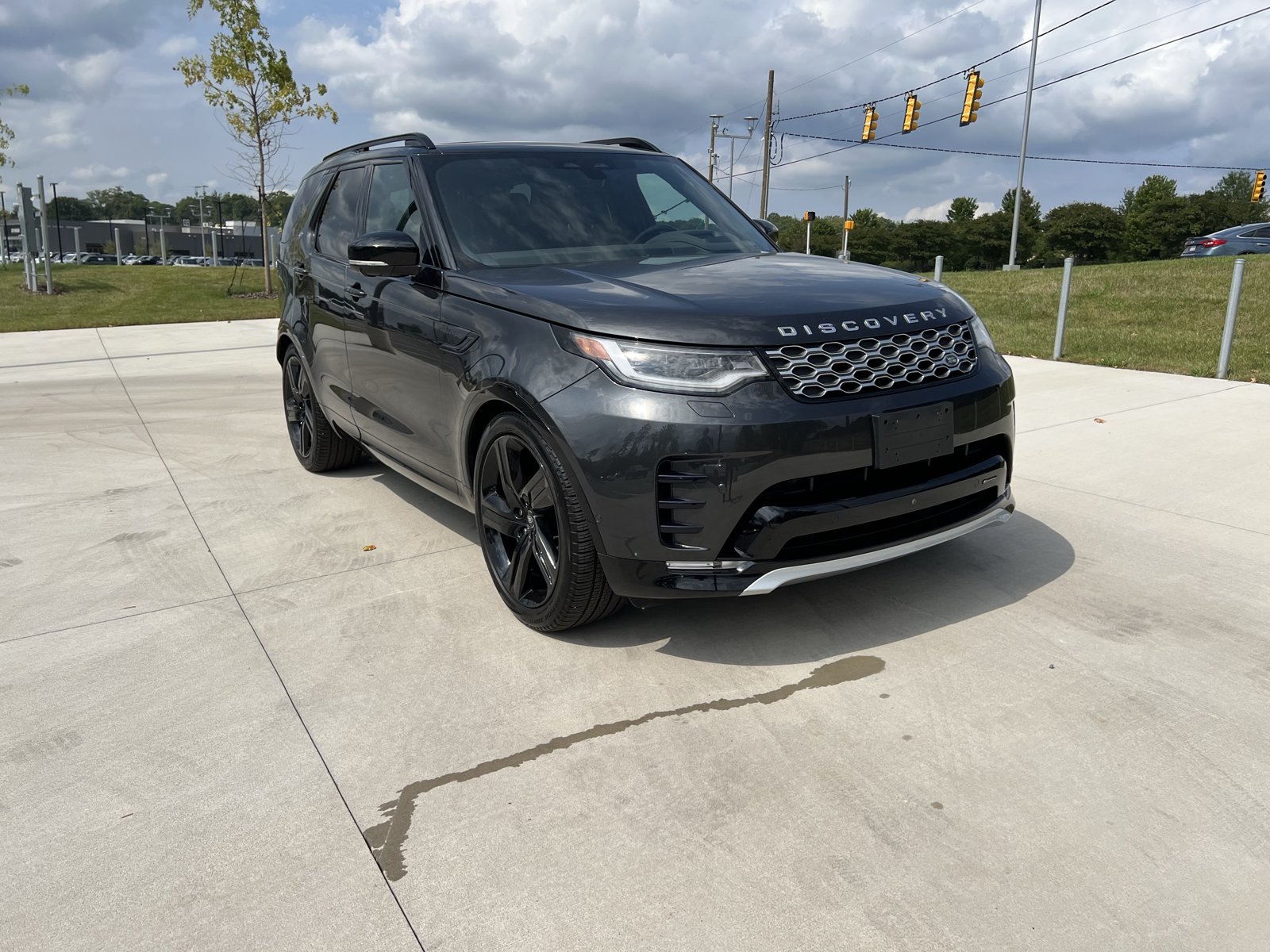 Used 2023 Land Rover Discovery Metropolitan Edition AWD/4WD image 2