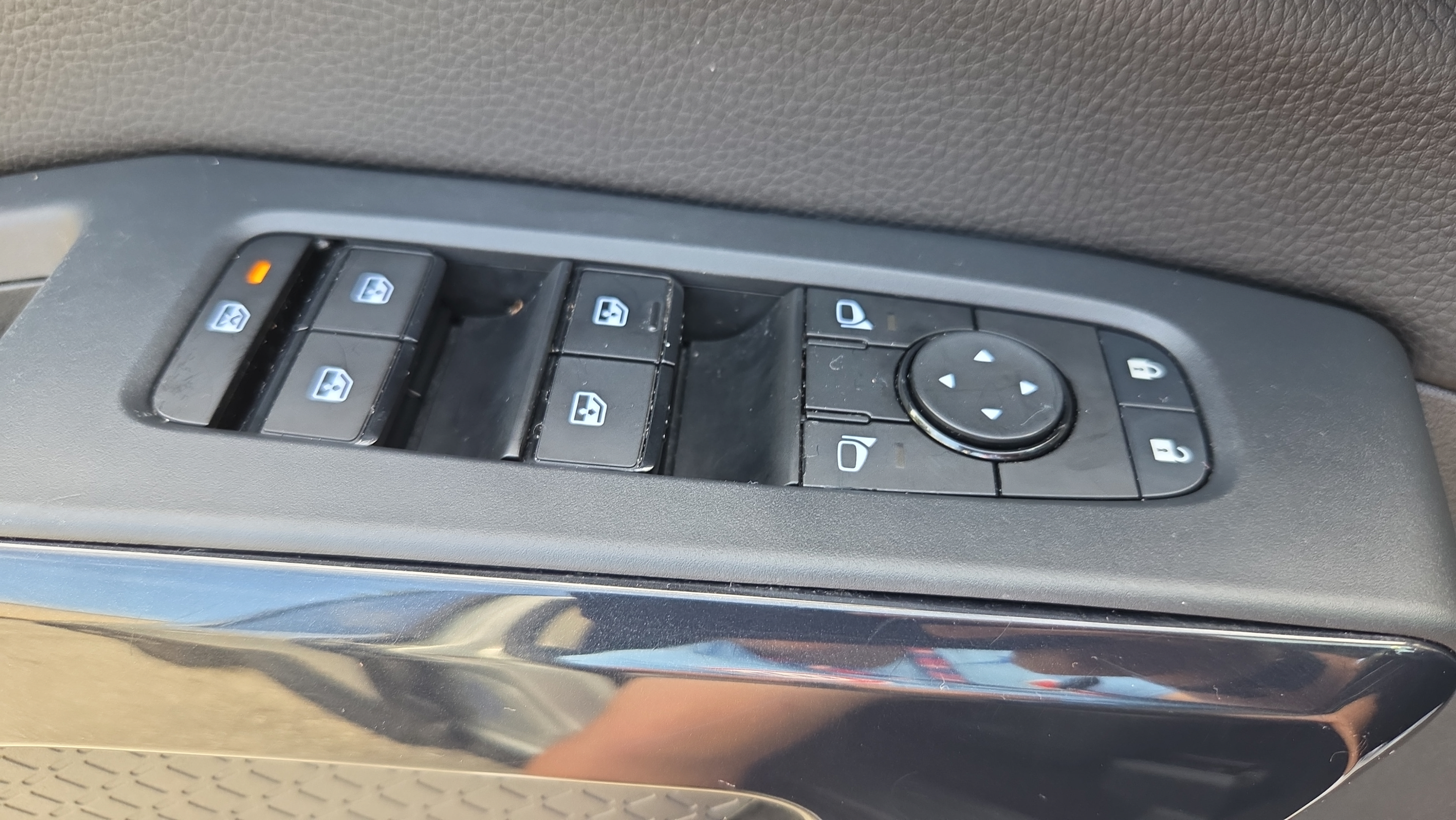 Used 2025 Nissan Pathfinder SV FWD image 28