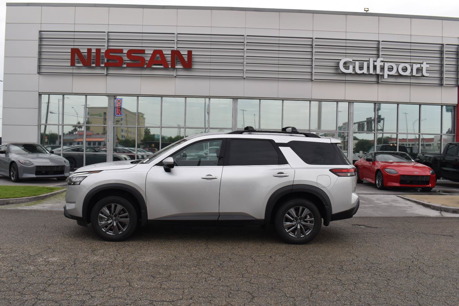 Used 2024 Nissan Pathfinder SV FWD image 3