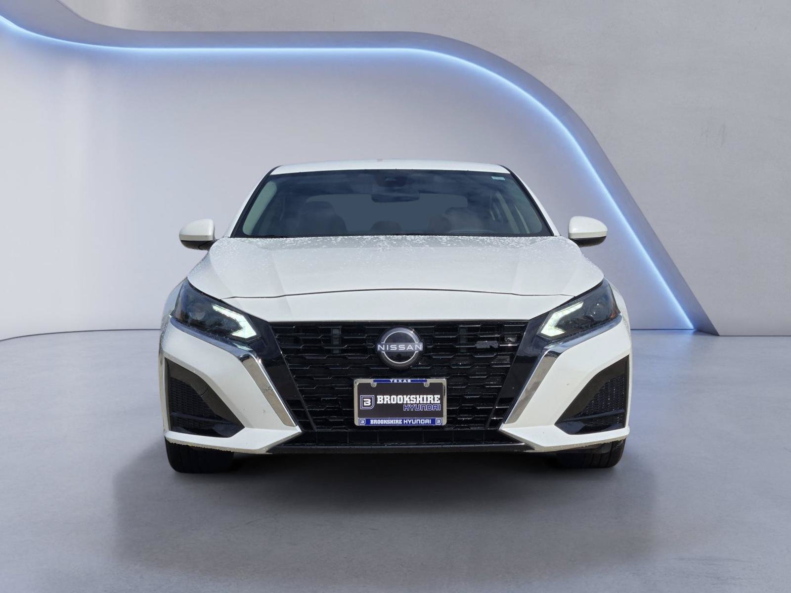 Used 2023 Nissan Altima 2.5 SV FWD image 2