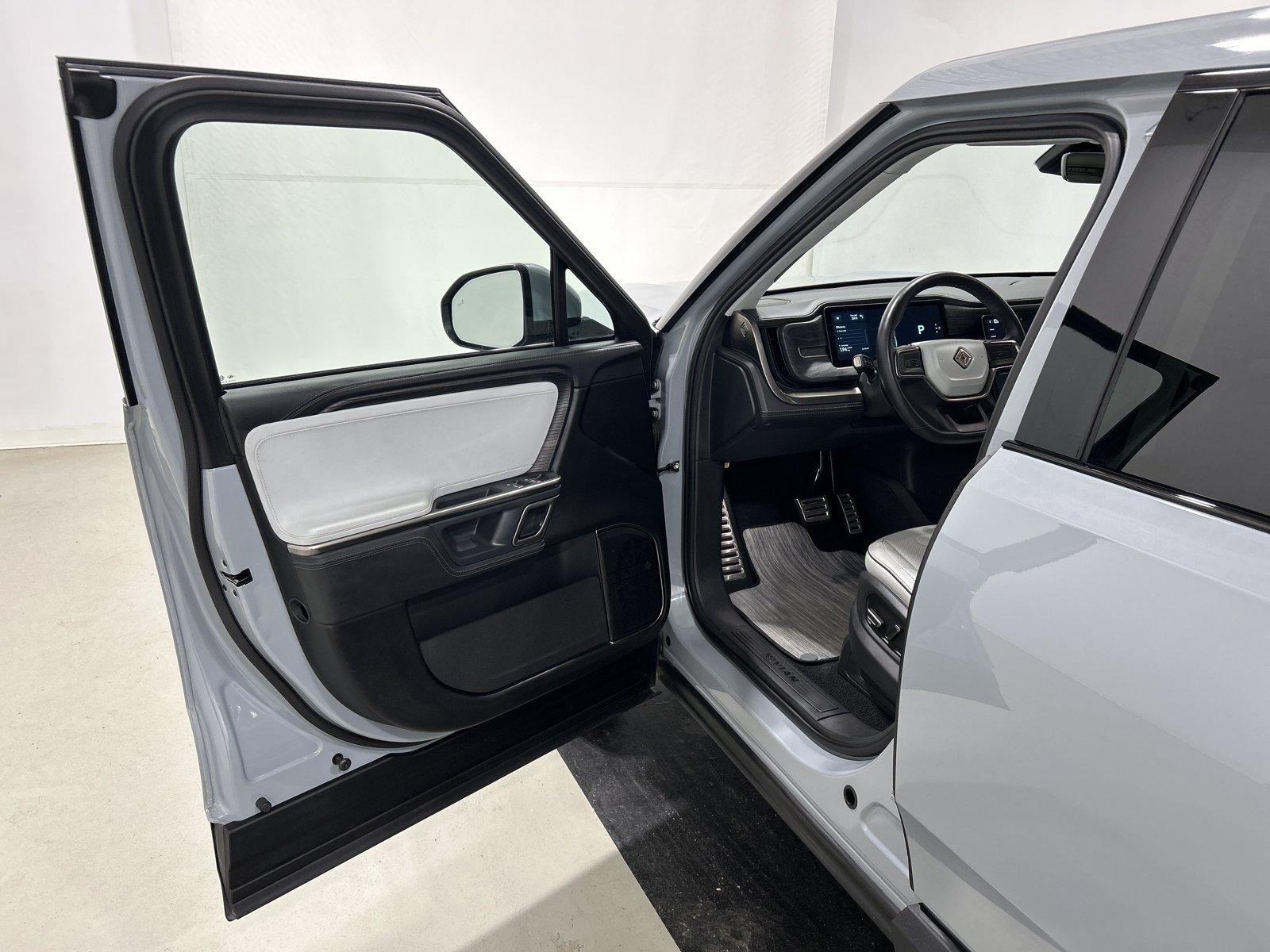 Used 2024 Rivian R1T Adventure Dual AWD/4WD image 16