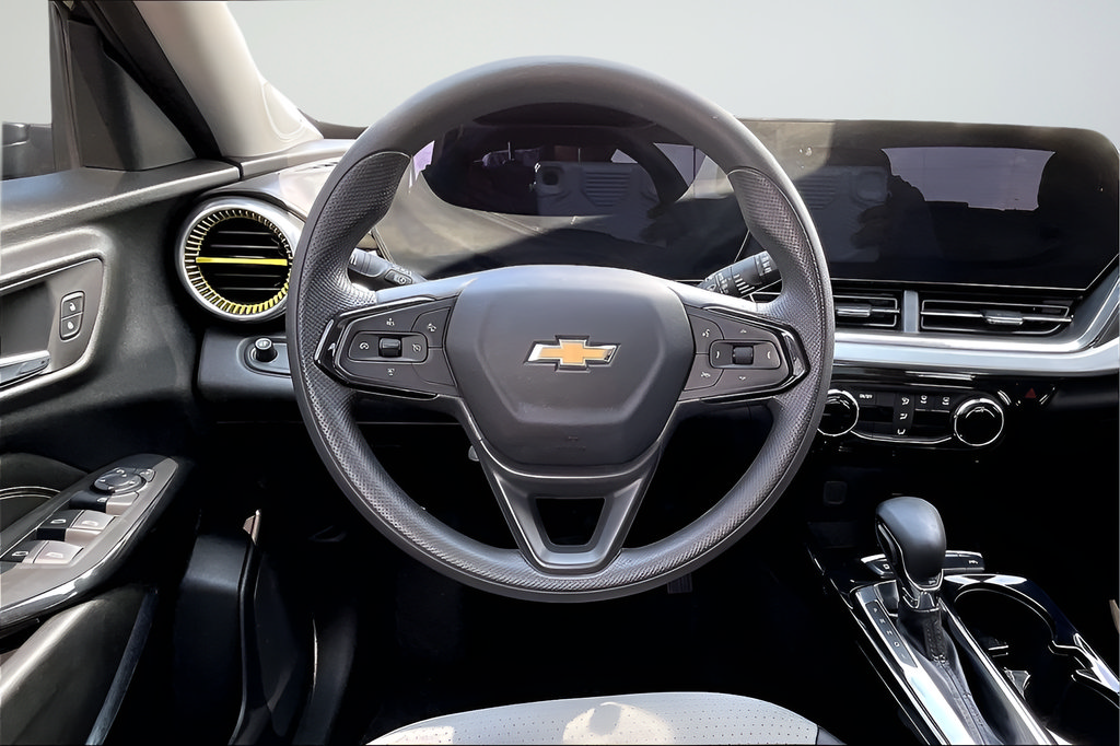 Used 2025 Chevrolet Trax LT FWD image 8