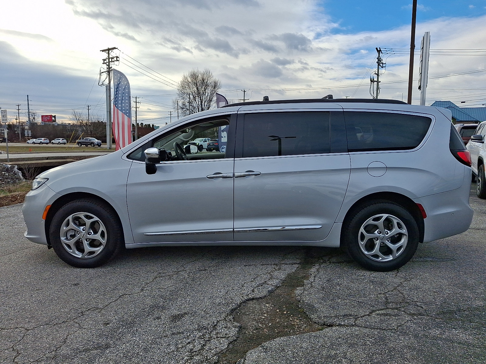 Used 2023 Chrysler Pacifica Limited image 5