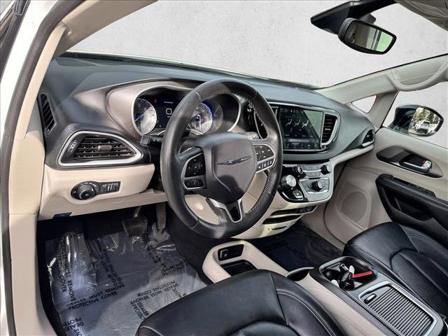 Used 2024 Chrysler Pacifica Touring-L image 11