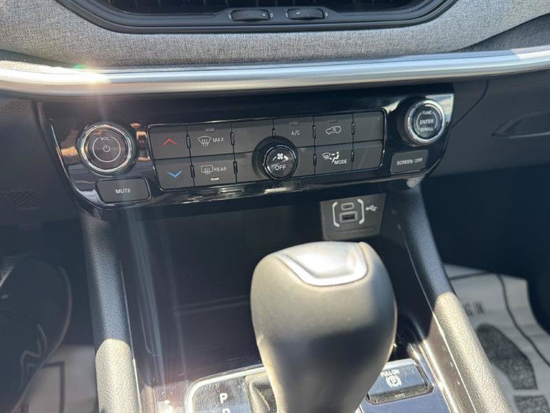 Used 2024 Jeep Compass Latitude AWD/4WD image 18