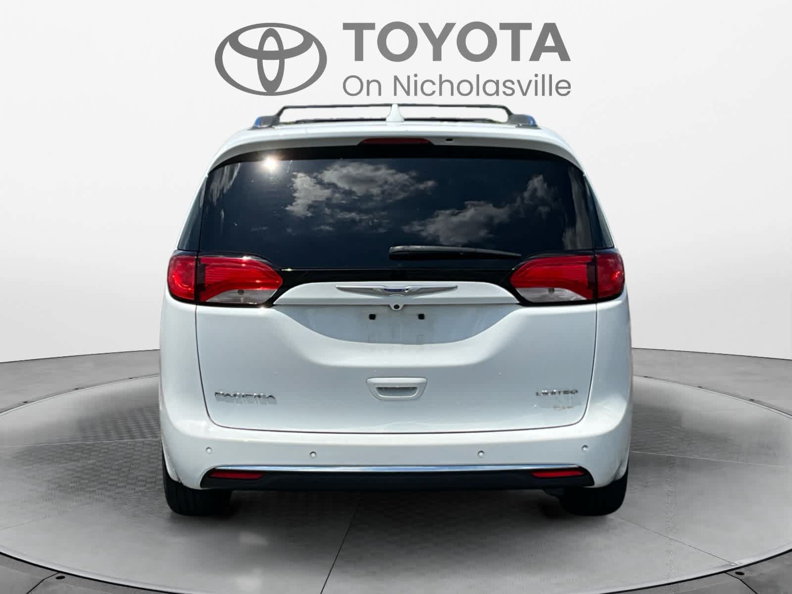 Used 2018 Chrysler Pacifica Limited FWD image 4
