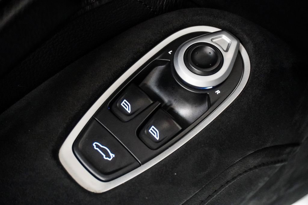 Used 2019 Aston Martin V8 Vantage Coupe image 16