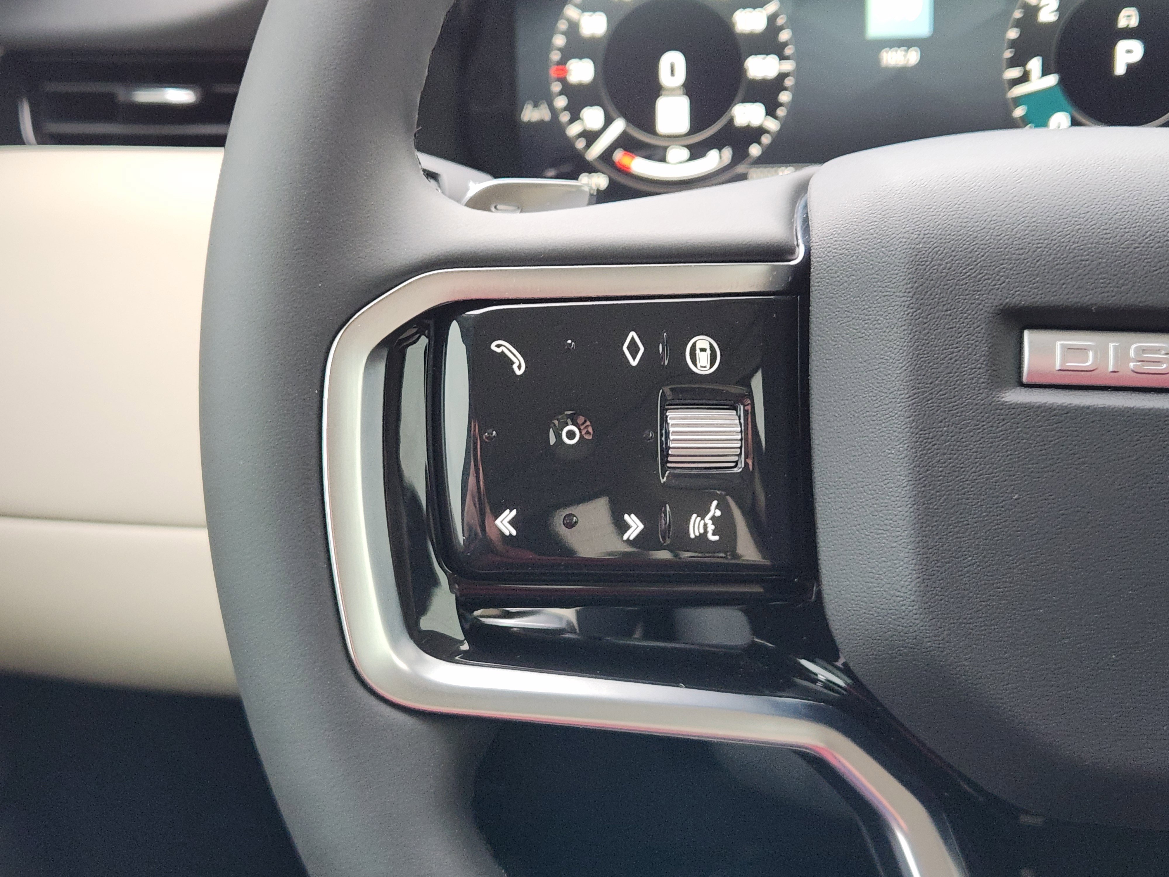 New 2025 Land Rover Discovery Sport S image 30