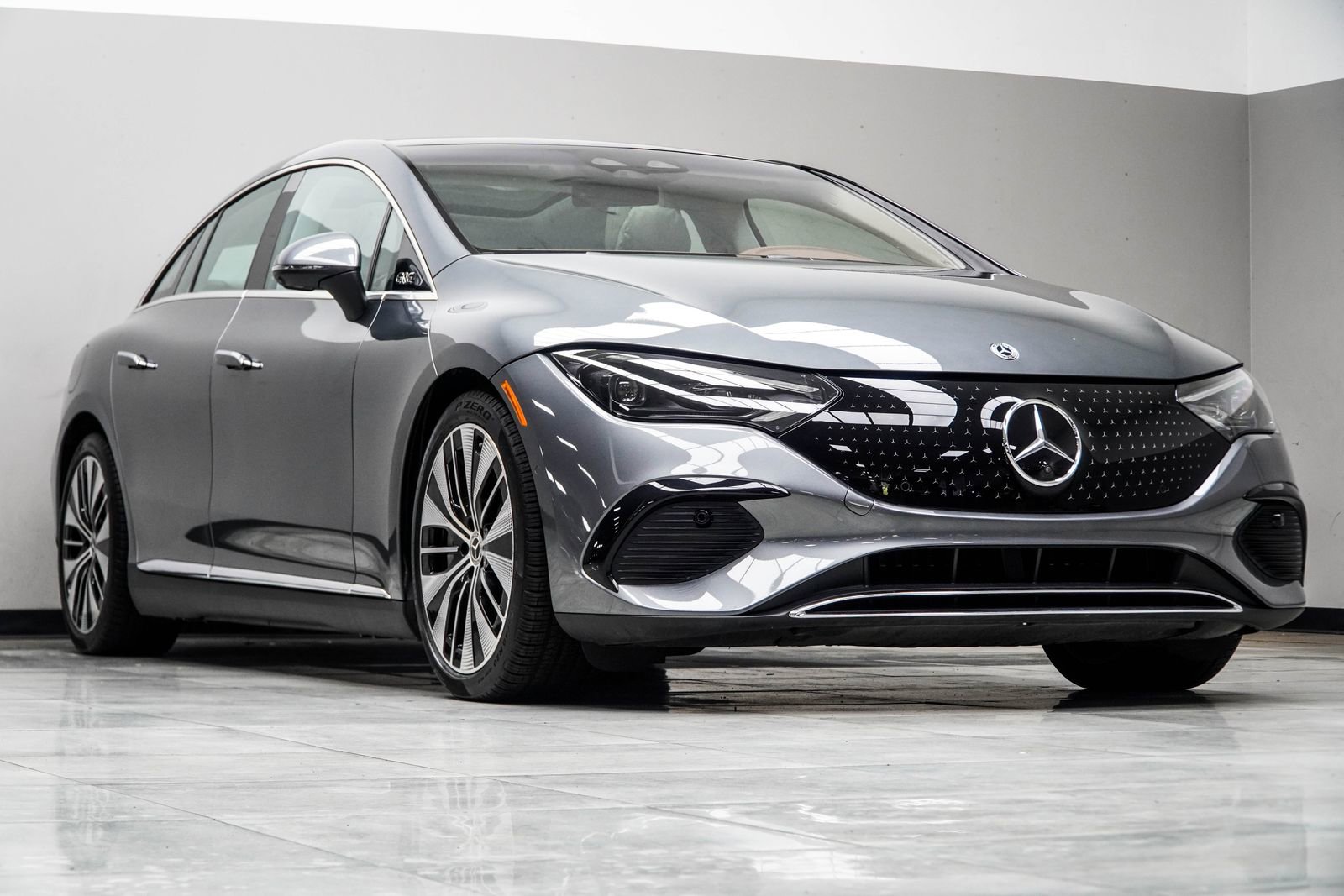 Used 2025 Mercedes-Benz EQE 500 4MATIC Sedan image 4