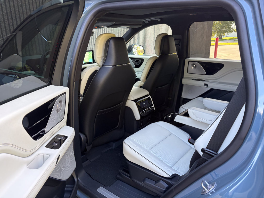 New 2026 Lincoln Aviator Black Label w/ Dynamic Handling Package AWD/4WD image 18