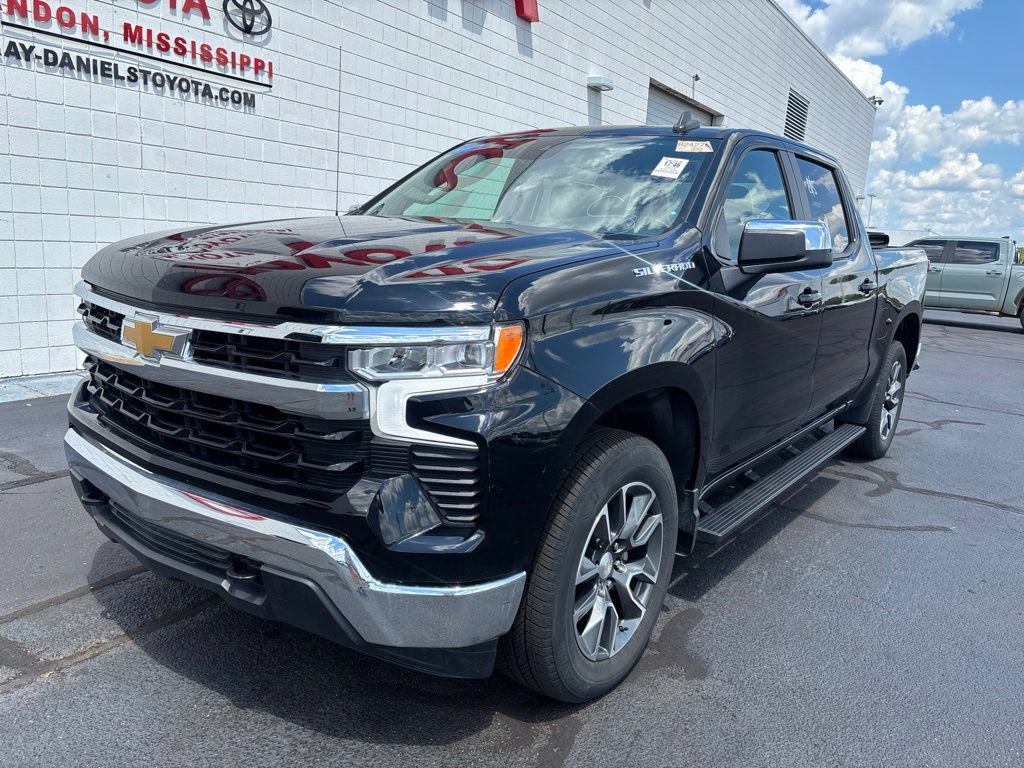 Used 2023 Chevrolet Silverado 1500 LT AWD/4WD image 1