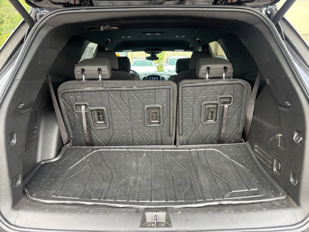 Used 2023 Chevrolet Traverse LT image 16