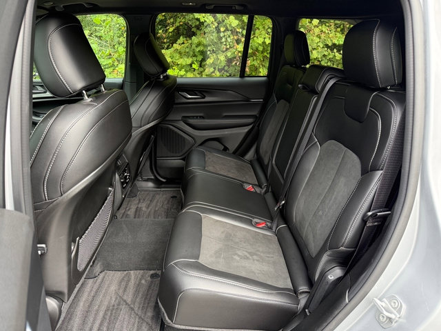 Used 2025 Jeep Grand Cherokee Altitude AWD/4WD image 14