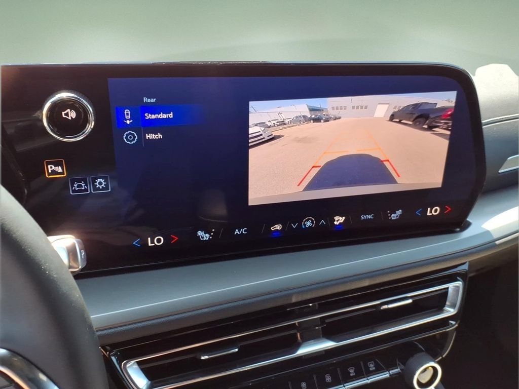 Used 2025 Chevrolet Traverse LT FWD image 11