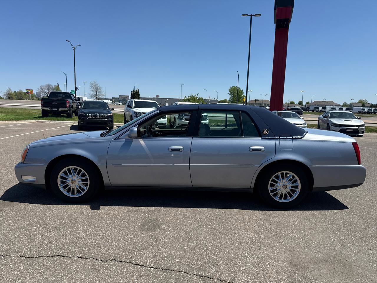 Used 2004 Cadillac De Ville w/ Equipment Group FWD image 2
