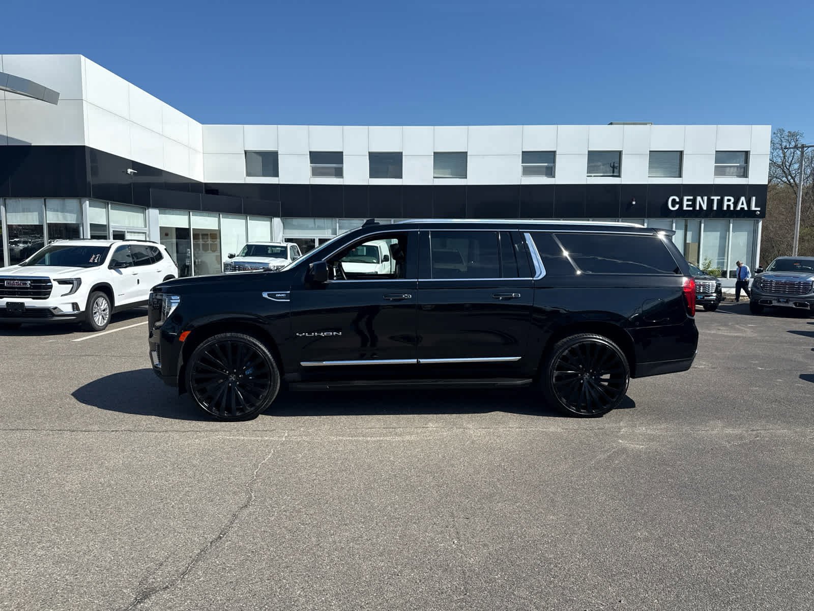 Used 2023 GMC Yukon XL SLT AWD/4WD image 2