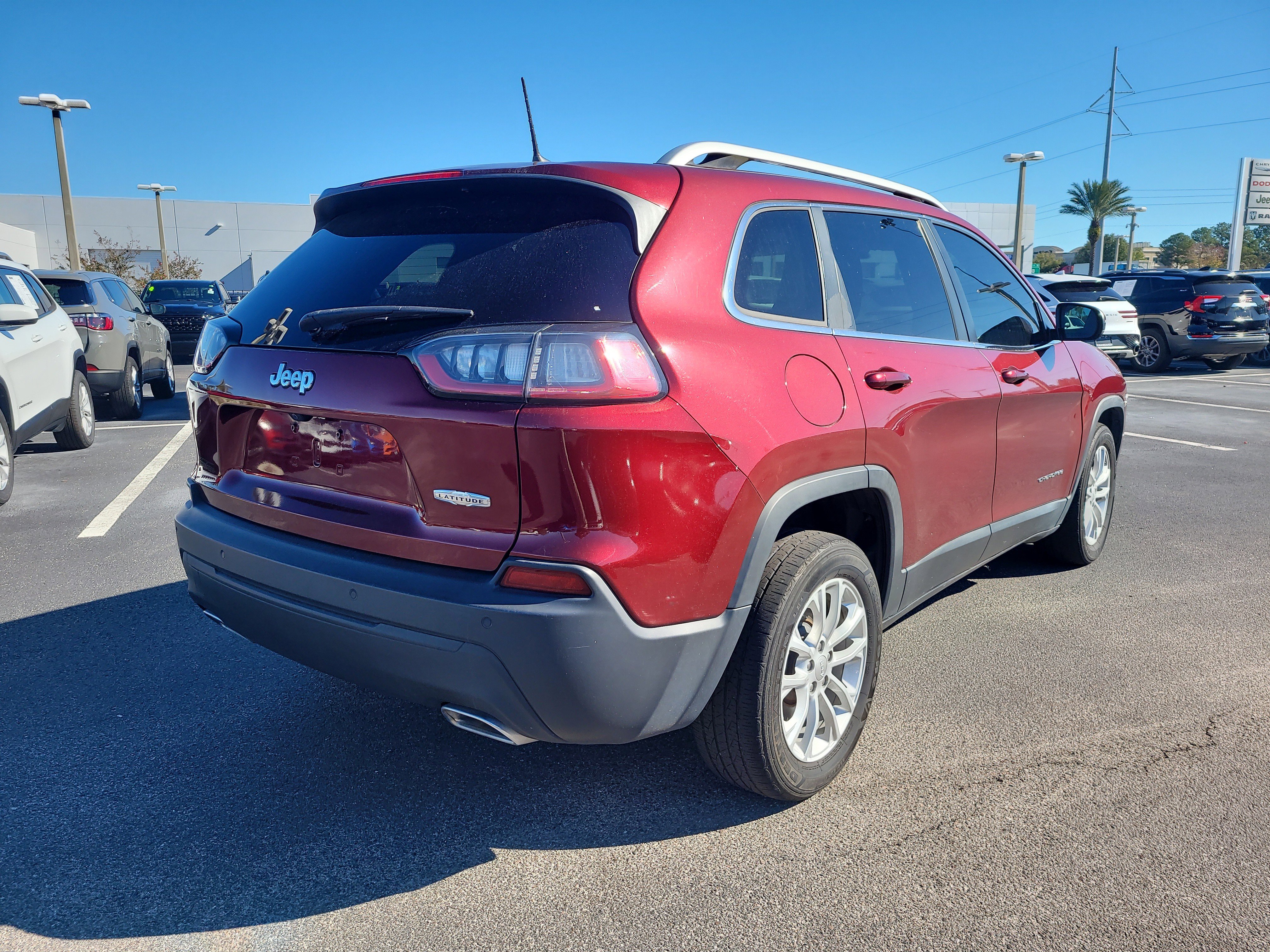Used 2019 Jeep Cherokee Latitude w/ Popular Appearance Group image 4