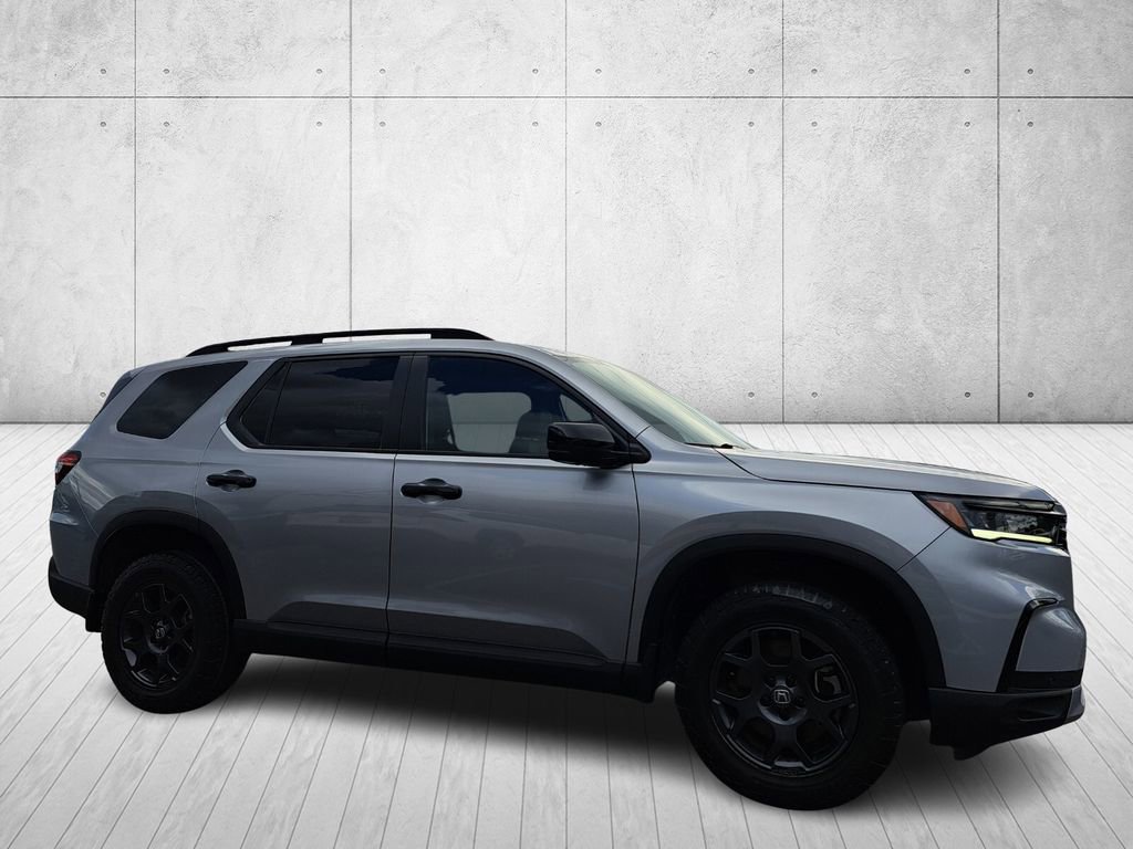 Used 2025 Honda Pilot TrailSport image 3