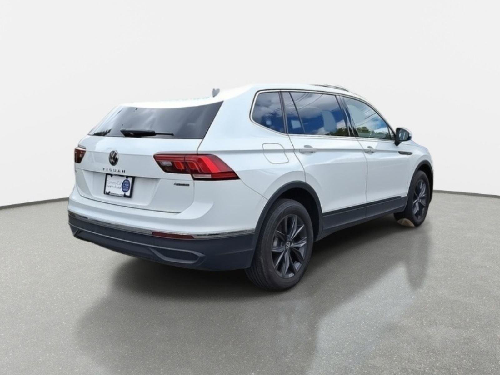 Used 2022 Volkswagen Tiguan SE w/ Panoramic Sunroof Package image 4