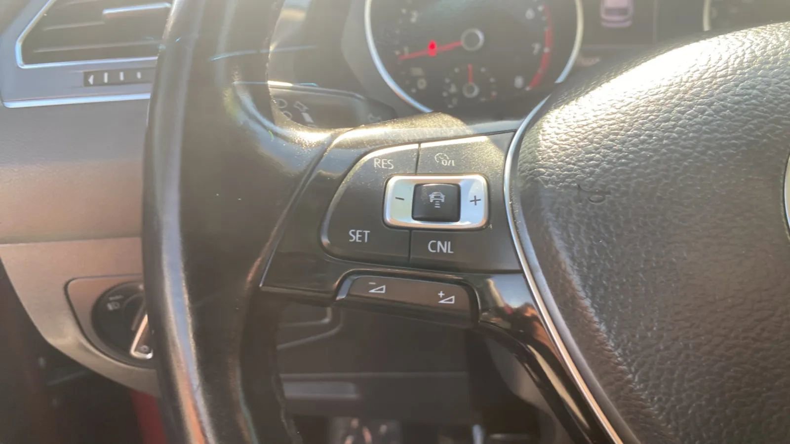 Used 2018 Volkswagen Tiguan SEL FWD image 23