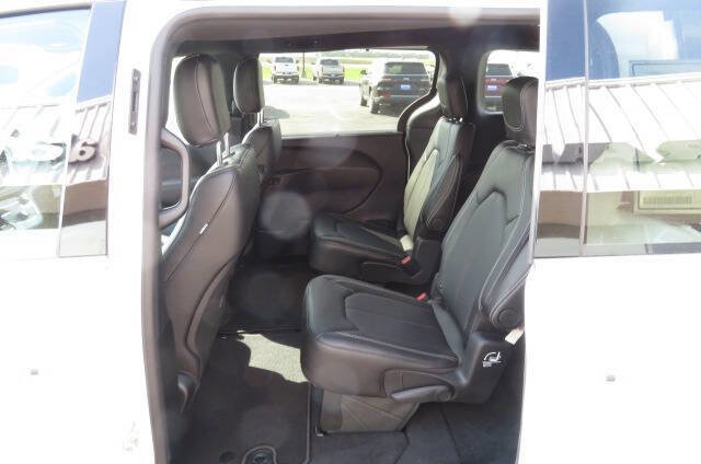 New 2026 Chrysler Pacifica Select image 12