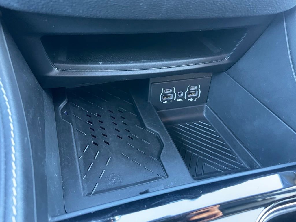 Used 2025 Chrysler Pacifica Limited image 14