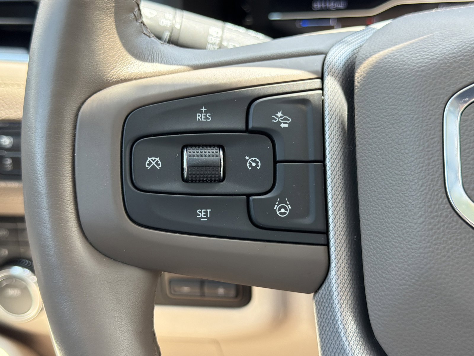 Used 2024 GMC Yukon Denali w/ Advanced Technology Package AWD/4WD image 19