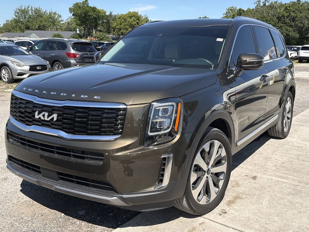 Certified 2022 Kia Telluride EX w/ EX Premium Package AWD/4WD image 3