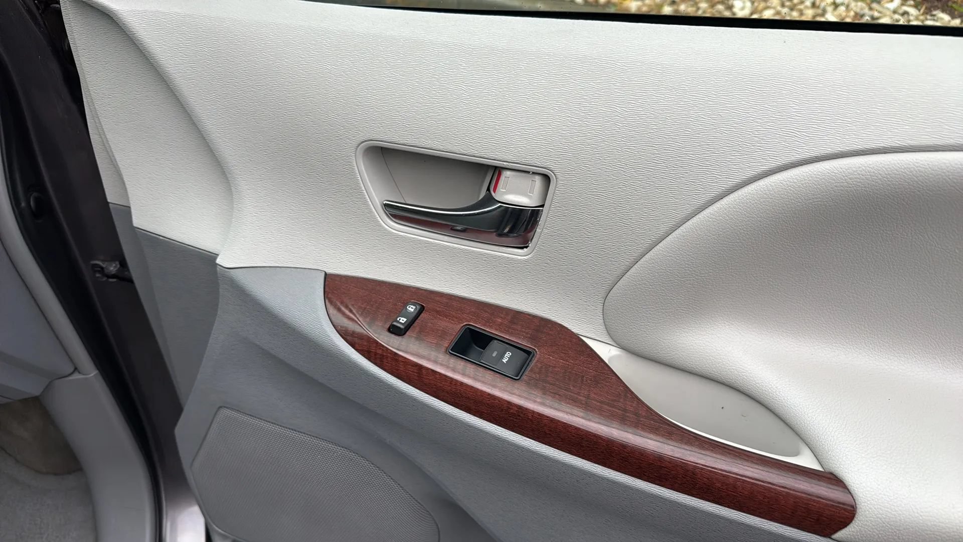 Used 2013 Toyota Sienna XLE FWD image 16