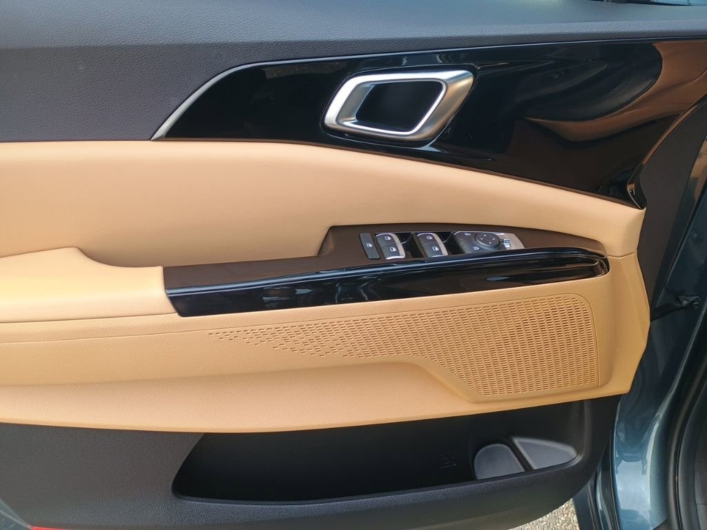 Used 2024 Kia Carnival EX image 10