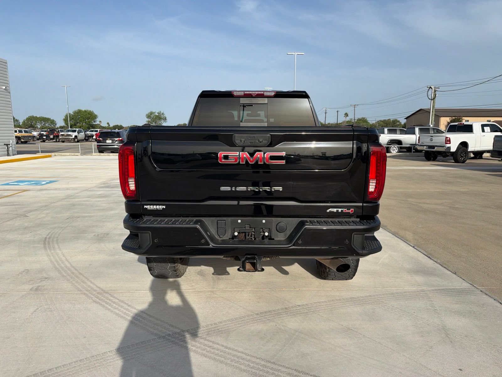 Used 2022 GMC Sierra 2500 AT4 w/ AT4 Preferred Package AWD/4WD image 6