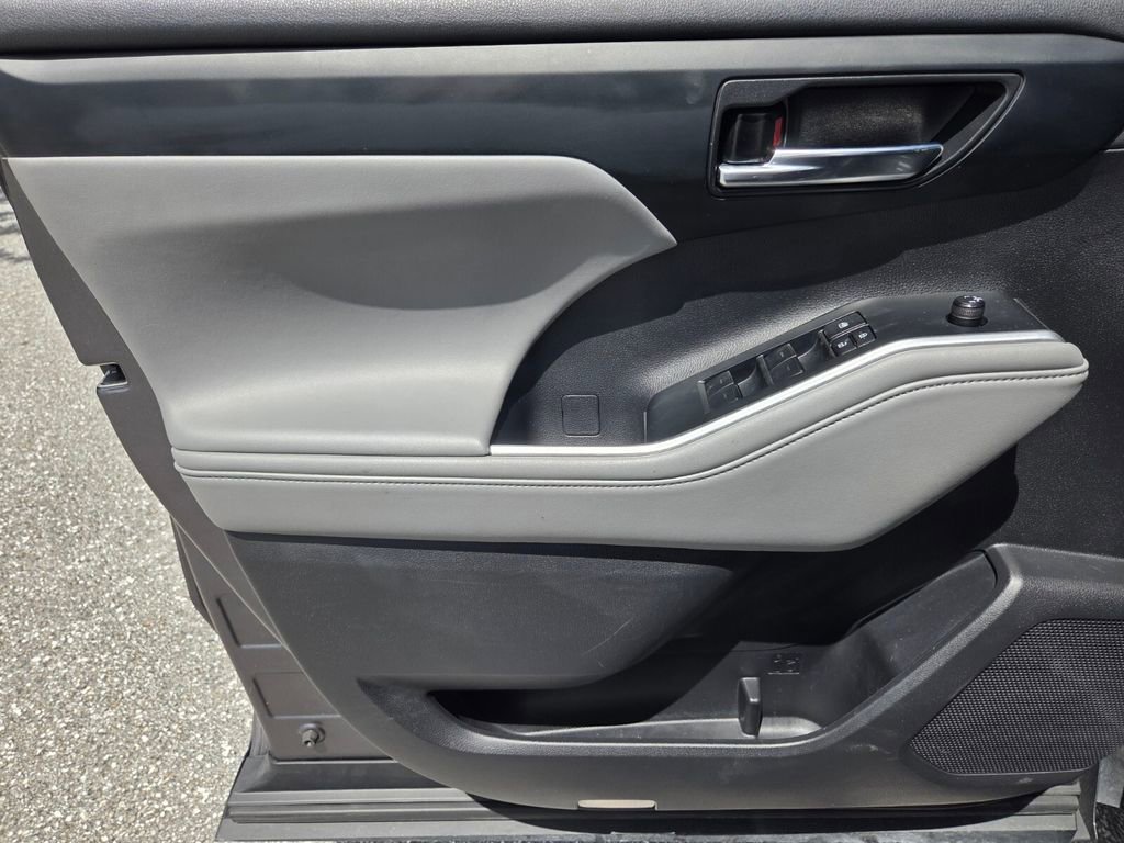 Used 2022 Toyota Highlander XLE image 22