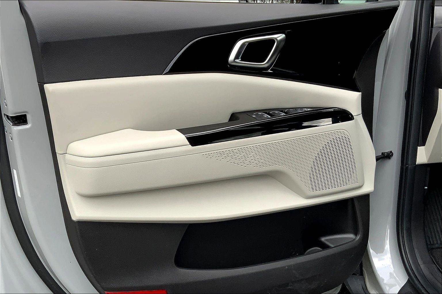 Used 2023 Kia Carnival EX image 21