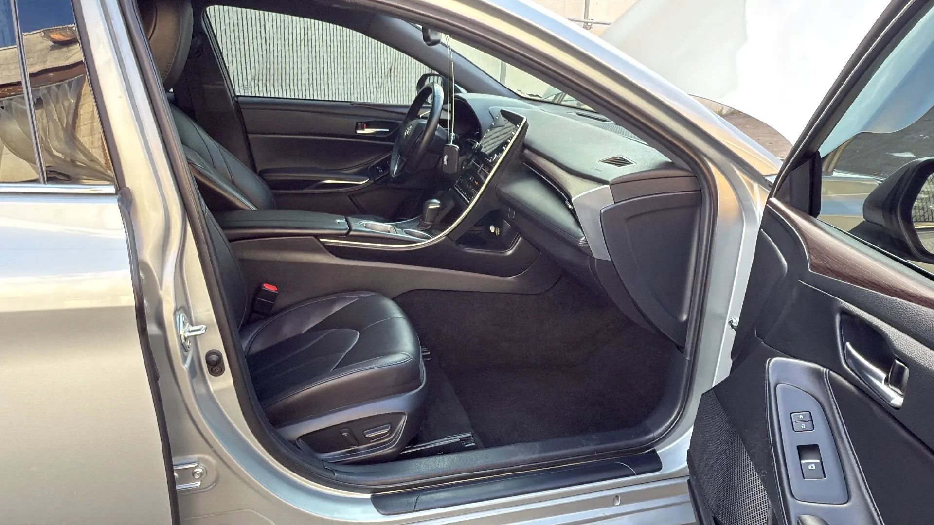 Used 2022 Toyota Avalon XLE FWD image 25