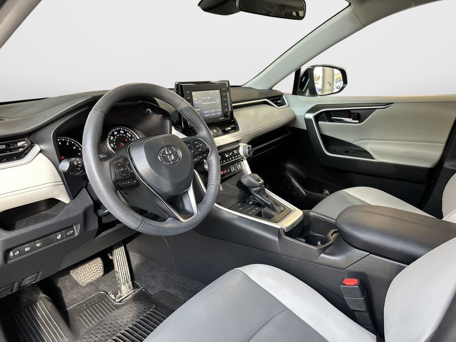 Used 2022 Toyota RAV4 XLE Premium image 26