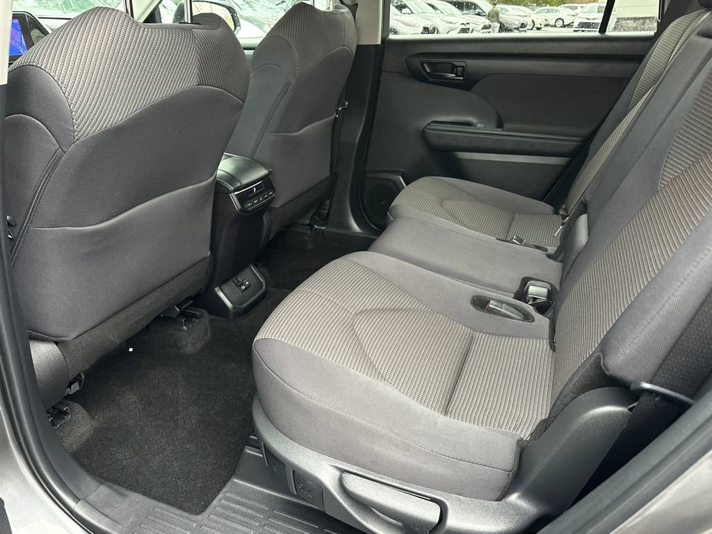 Used 2024 Toyota Highlander LE image 17