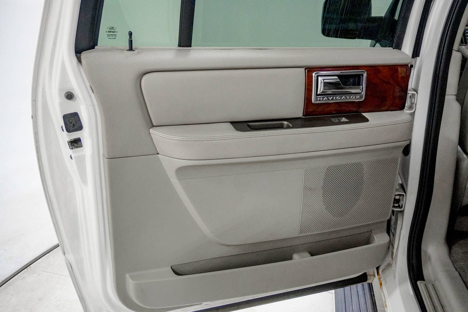 Used 2011 Lincoln Navigator L 4WD image 39